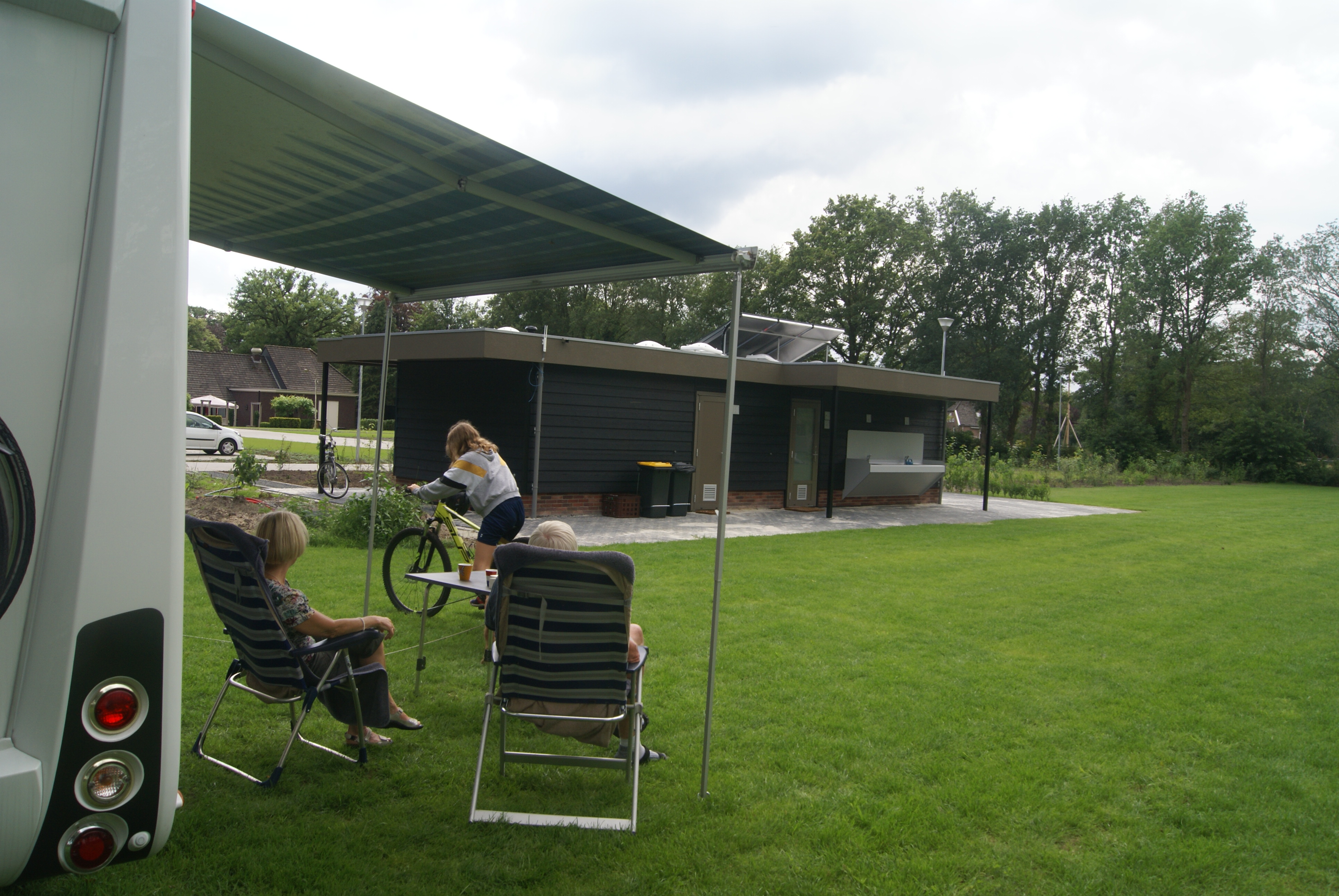 Wohnmobilstellplatz in Drenthe mit Wohnmobilen auf einer Wiese