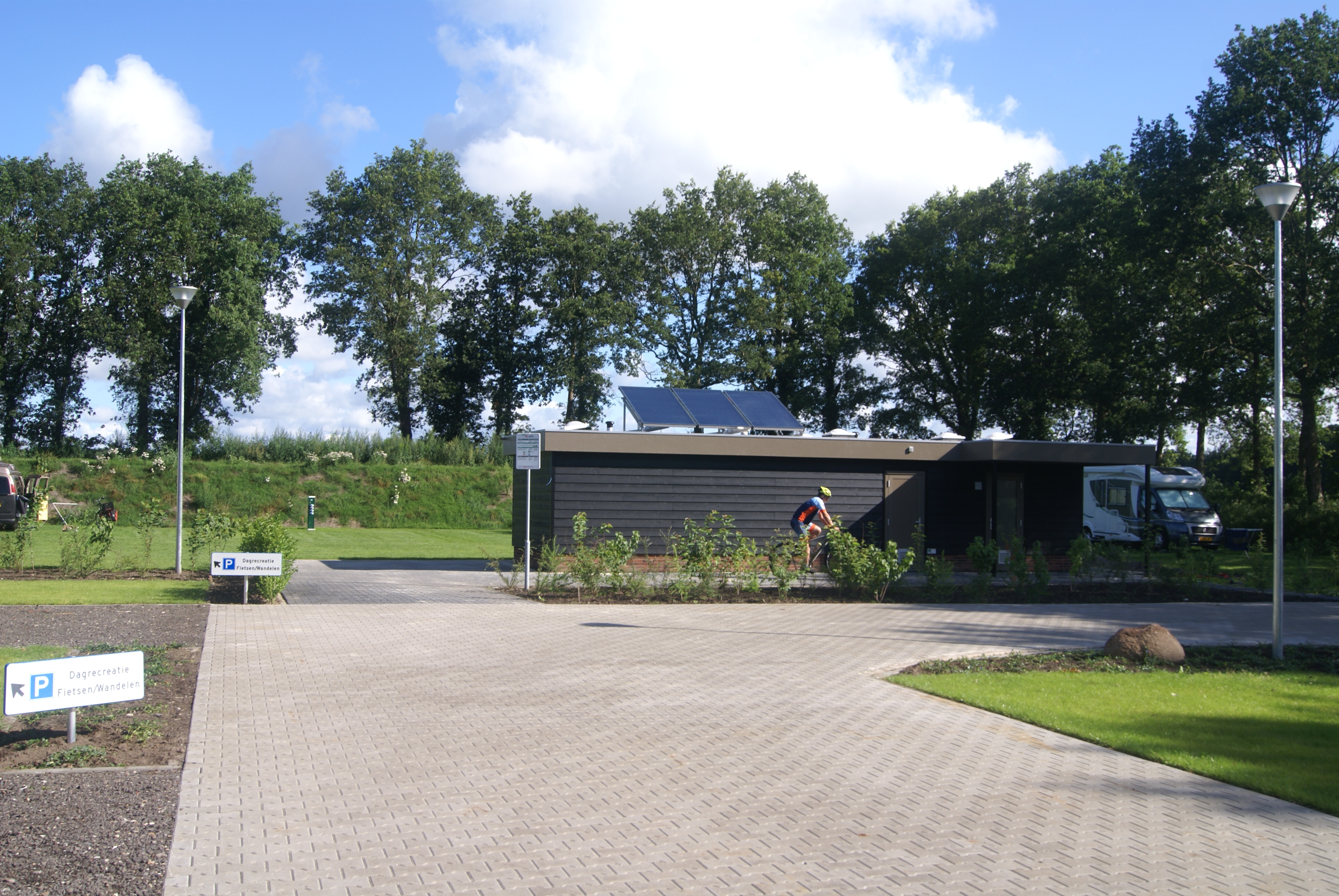 Wohnmobilstellplatz in Drenthe mit Wohnmobilen auf einer großen Wiese