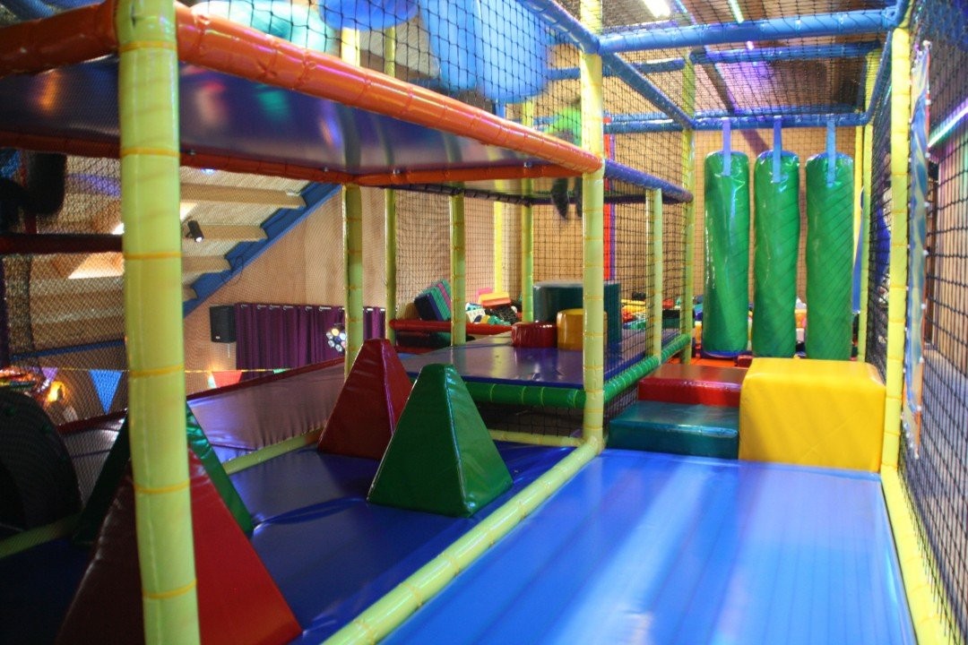 Indoor-Spielplatz mit Kletterturm auf Camping de Blauwe Lantaarn in Wateren