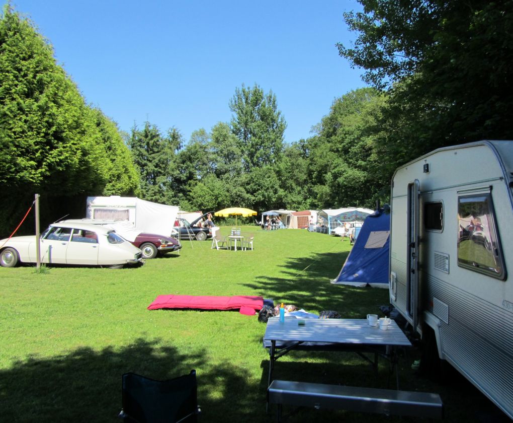 Offene Campingwiese mit Wohnwagen und Zelten unter weitem Himmel auf Campingplatz de Blauwe Lantaarn in Wateren in Drenthe