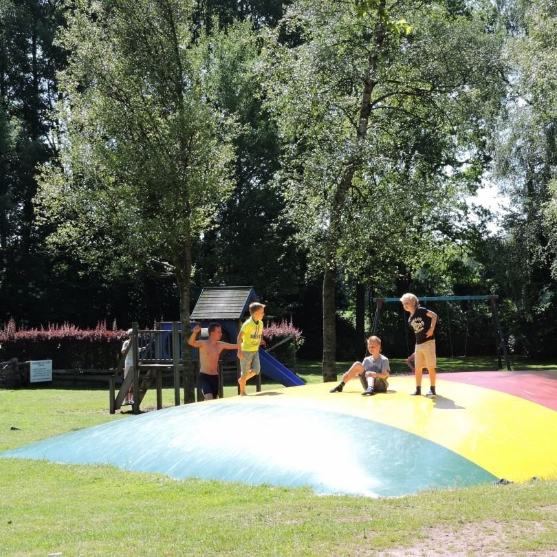 Spielplatz mit großem Airtrampolin auf Camping de Blauwe Lantaarn in Wateren