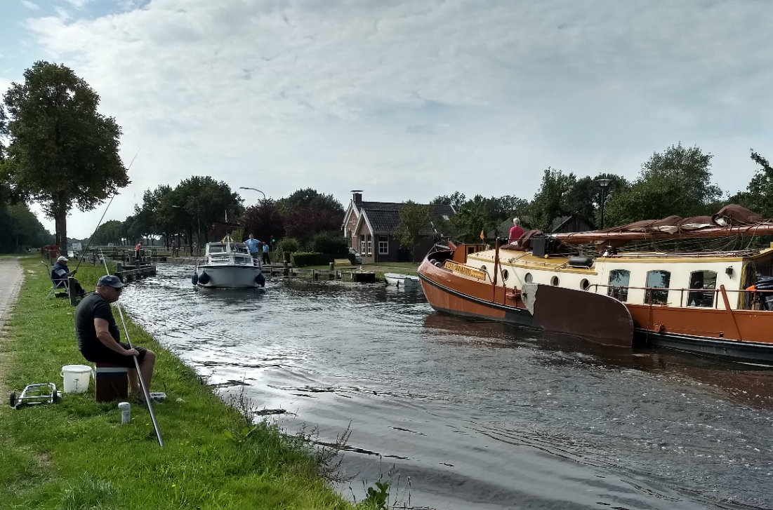 Angler am Ufer der Drentse Hoofdvaart bei einem Campingplatz in Drenthe
