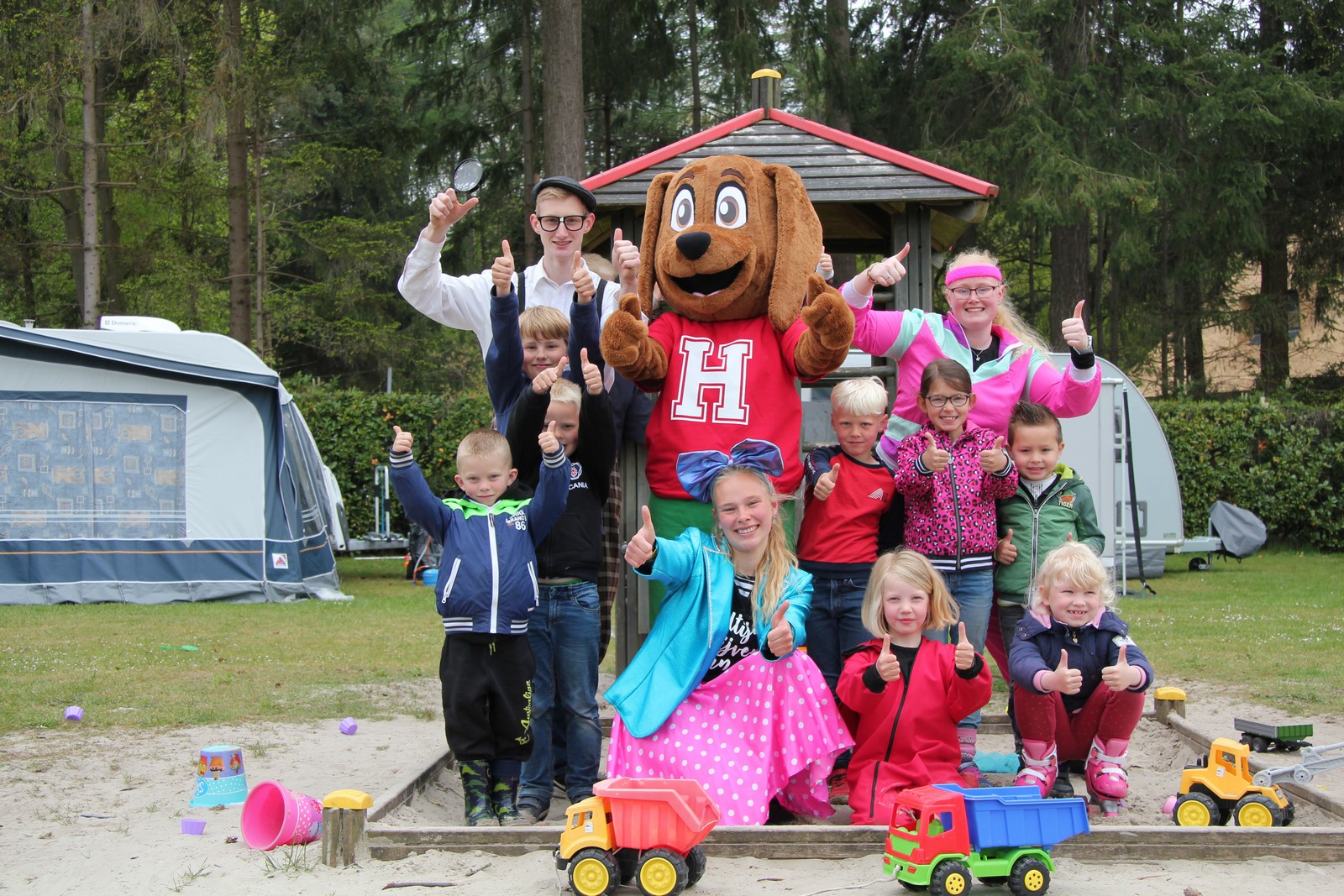 Animationsteam mit Maskottchen zwischen den Kindern auf Camping de Hondsrug in Eext
