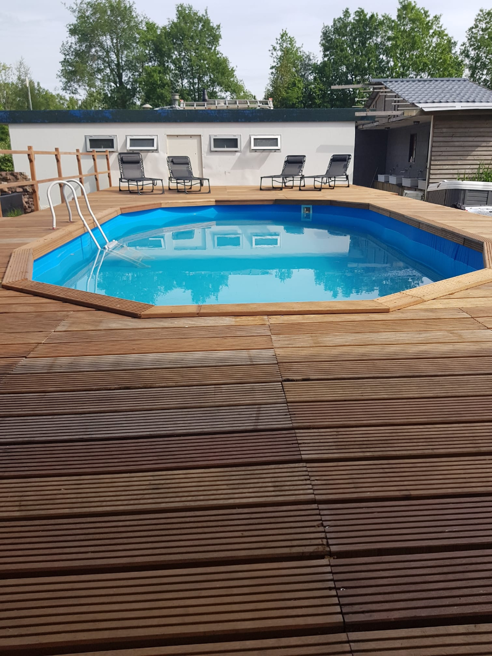 Schwimmbad mit Holzterrasse auf dem Campingplatz Dwingelderhof bei Dwingeloo, Drenthe