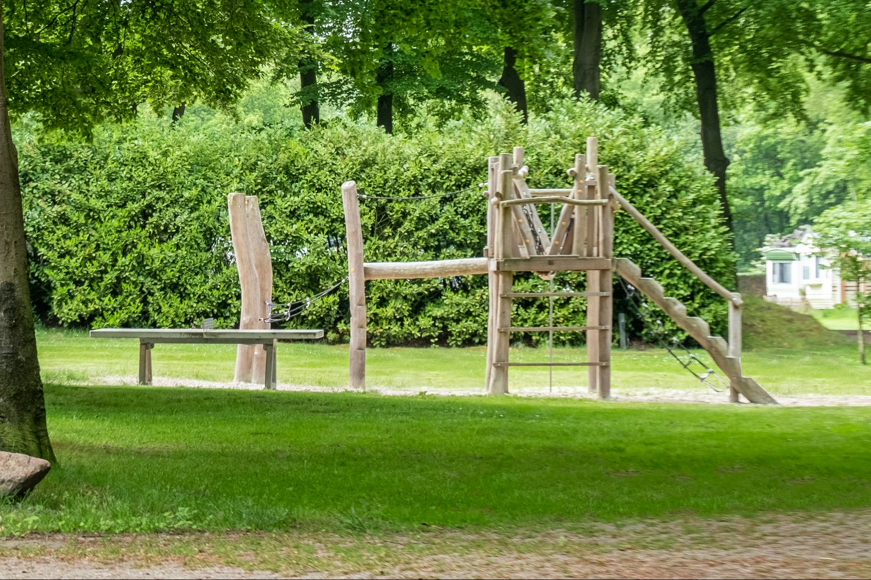 Holzspielplatz im Grünen auf Camping Ronostrand in Een