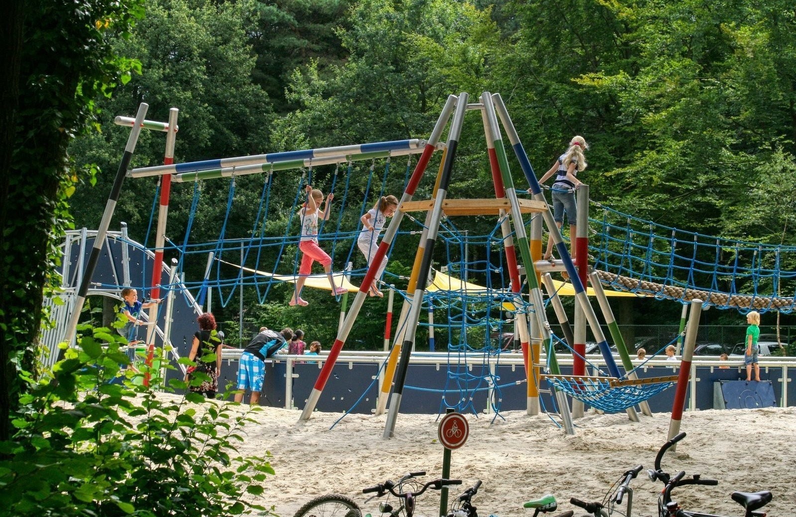 Großer Außenspielplatz mit Klettergeräten auf Camping De Berenkuil in Grolloo