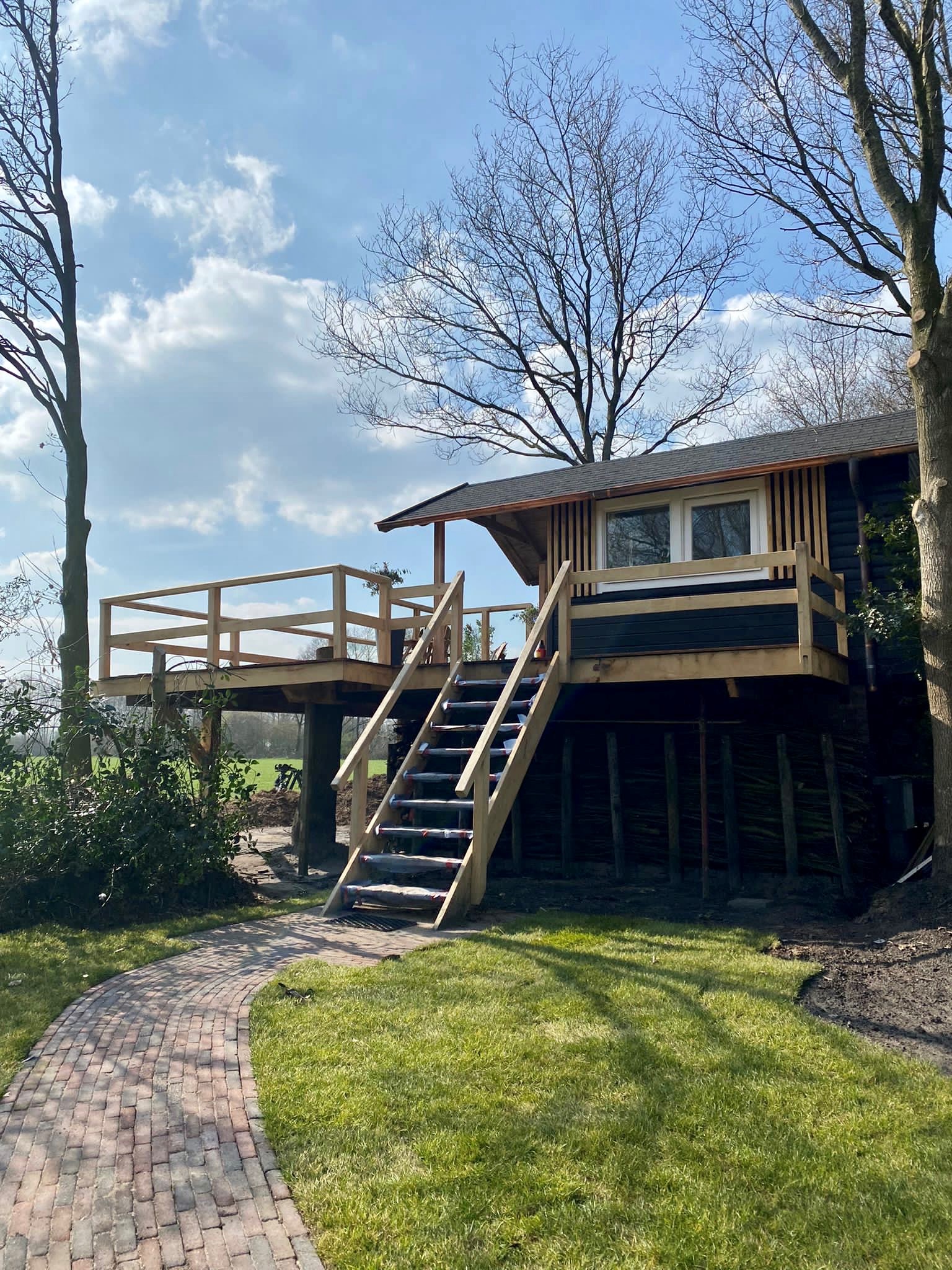 Baumhaus Natur-Cabin auf Stelzen mit Treppe und Veranda auf Landgoed Meistershof in Dwingeloo