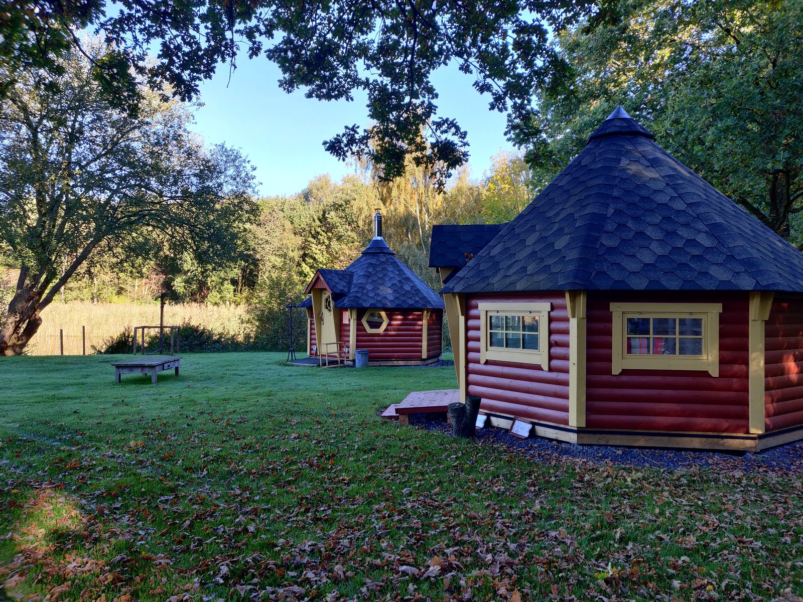 Holz-Kota und Sauna auf dem Wellnessplatz des Naturistengeländes Bargerhoek bei Nieuw-Amsterdam, Drenthe