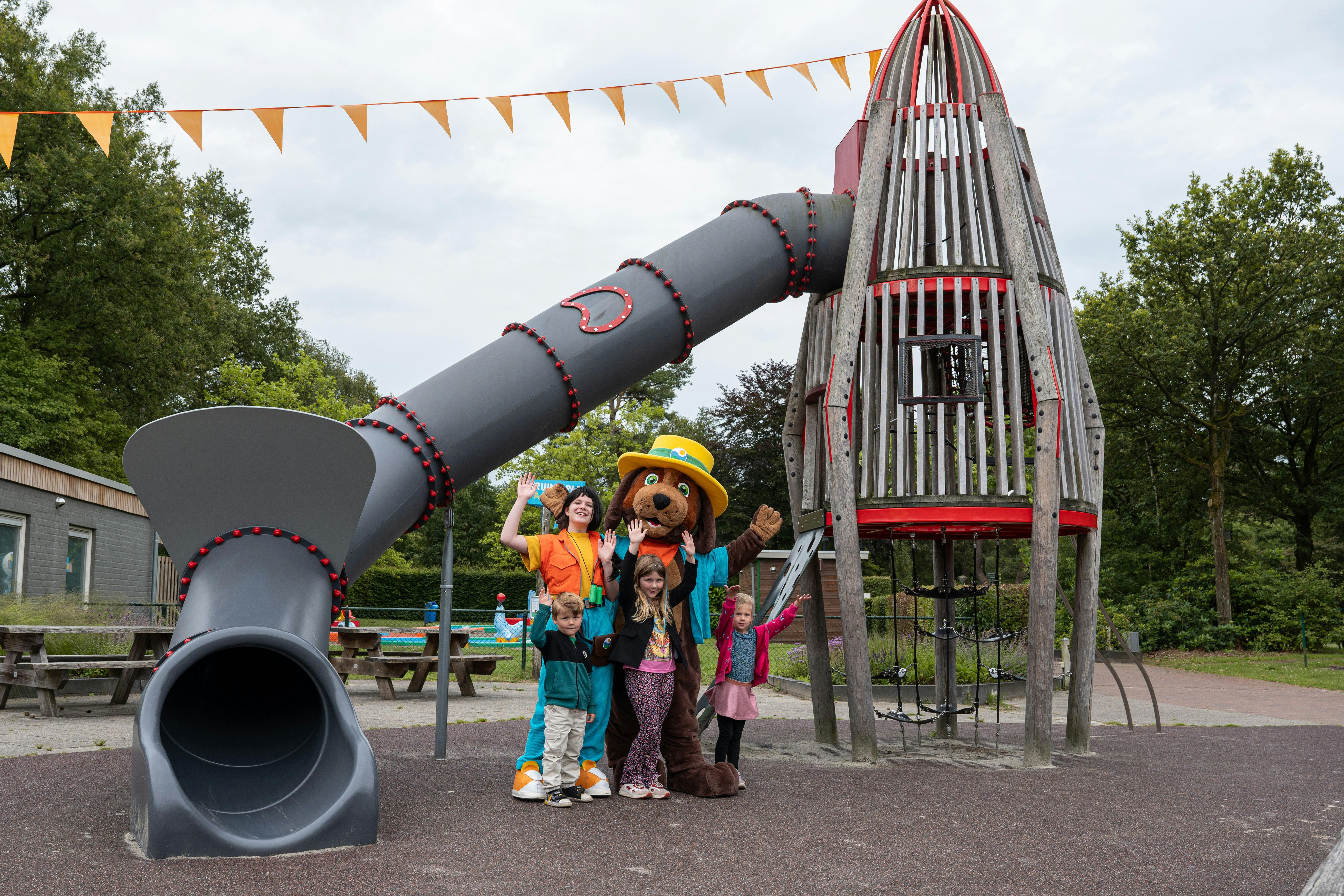 Großer Themenspielplatz mit Spielturm auf RCN de Noordster in Dwingeloo