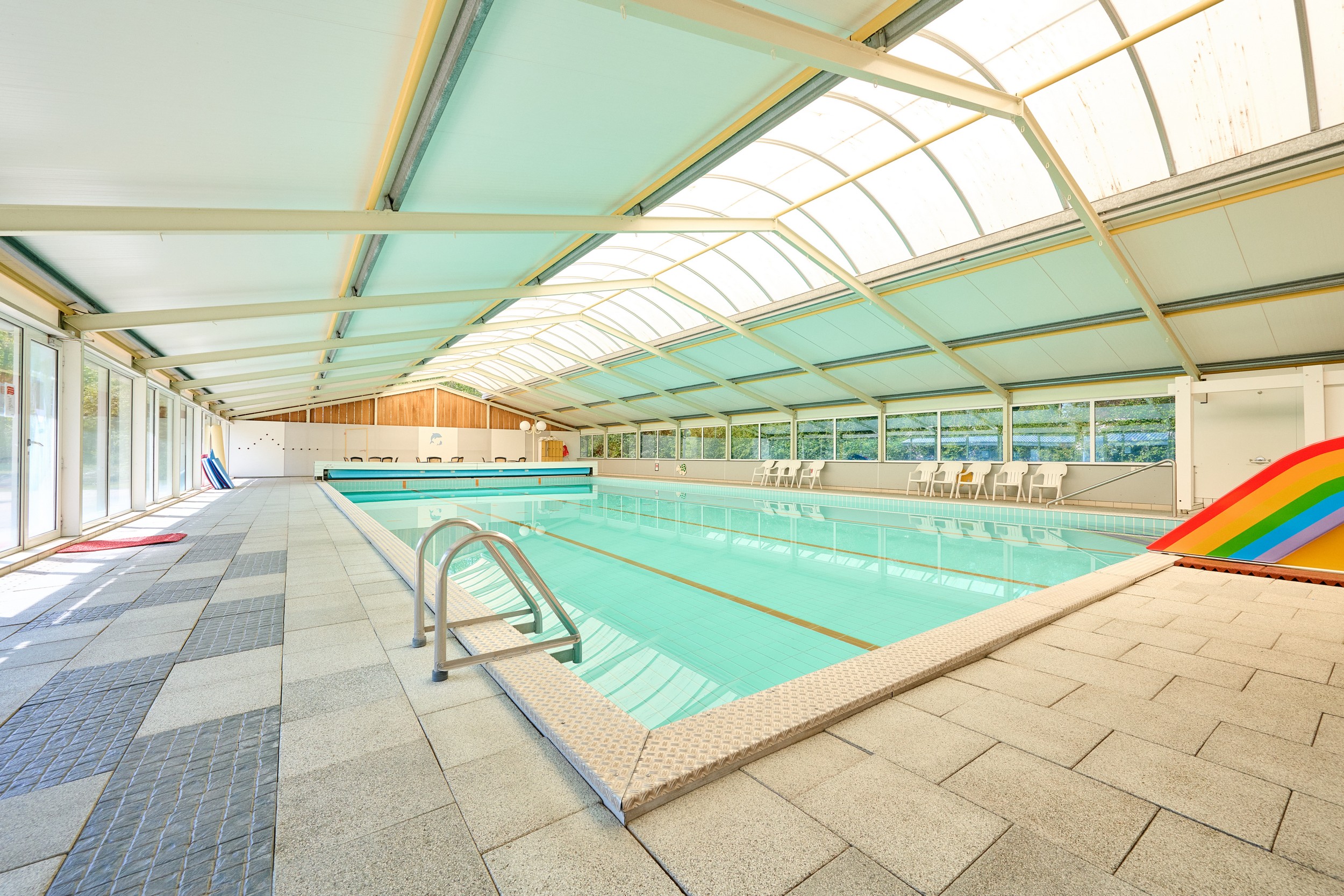 Überdachtes beheiztes Schwimmbad mit Rutsche und Schiebedach auf Vakantieoord de Bronzen Emmer bei Coevorden, Drenthe
