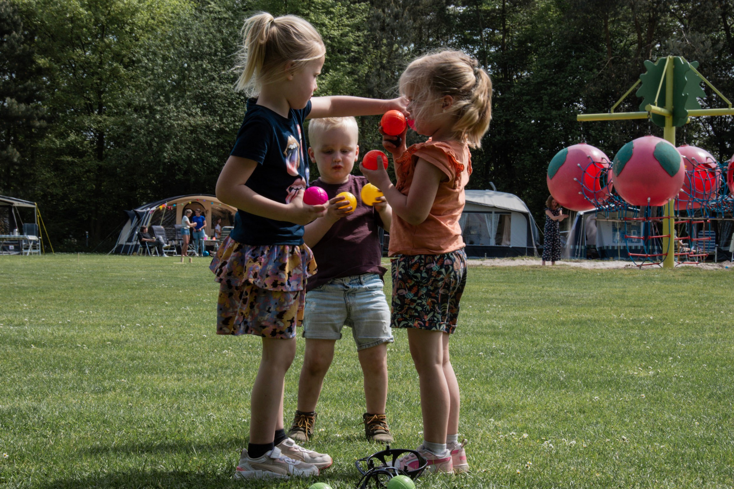 Kinder spielen während der Freizeitaktivitäten auf Vakantieoord de Bronzen Emmer bei Coevorden, Drenthe