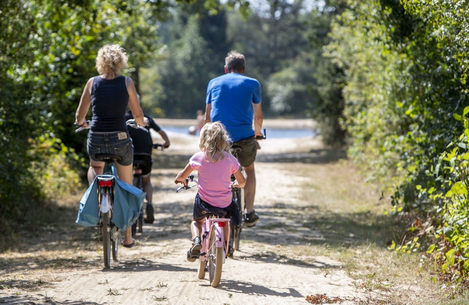 Familie auf dem Fahrrad von einem Campingplatz in Drenthe aus
