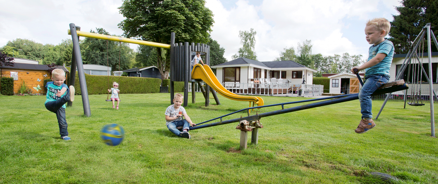 Campingplatz in der grünen Landschaft von Midden-Drenthe bei Ruinen
